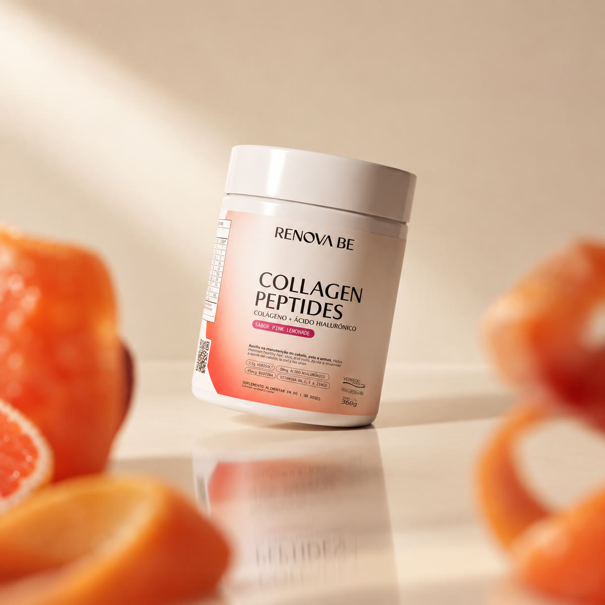 Pote do Collagen Peptides em pé, com gomos de laranja desfocados em primeiro plano e fundo creme