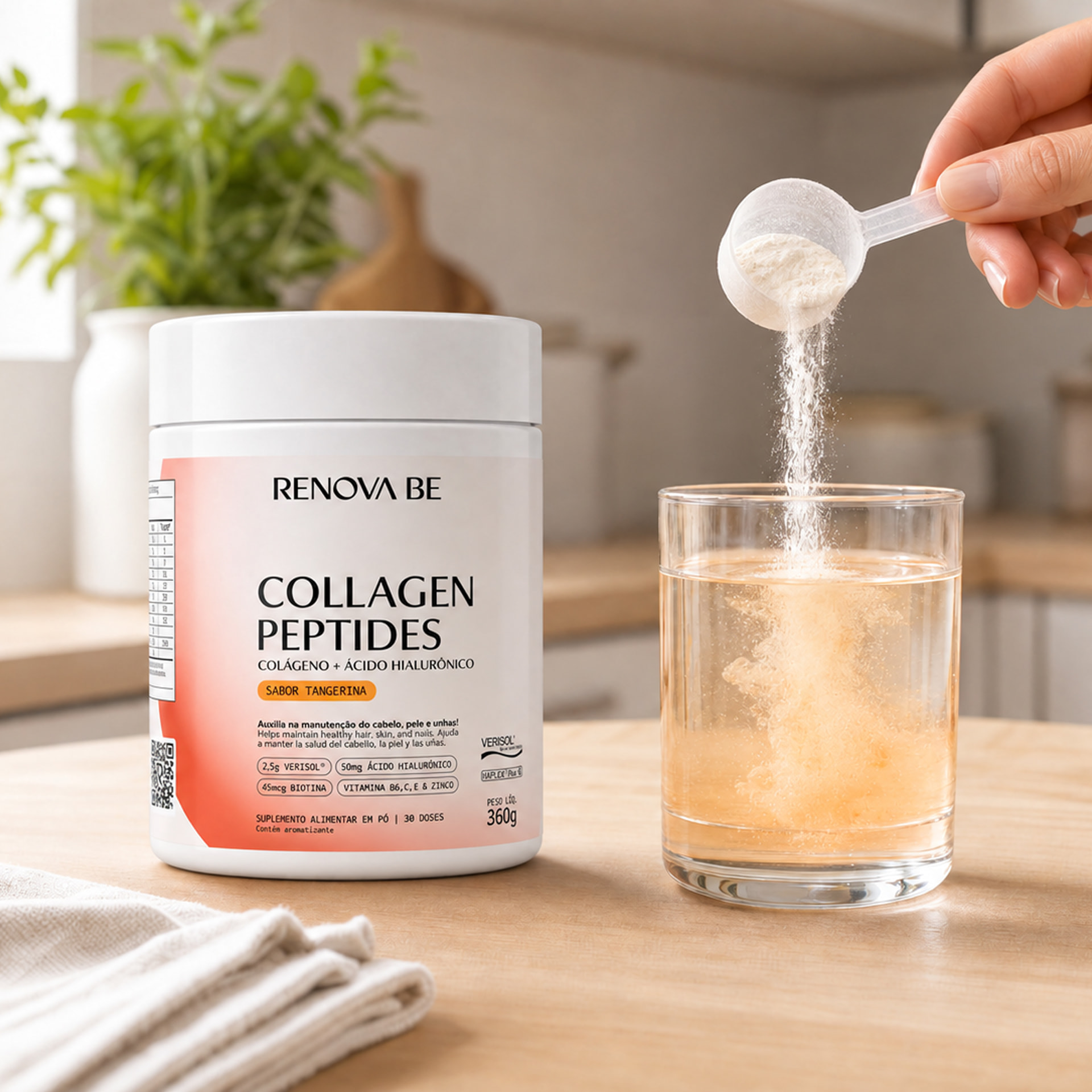 Pote do Collagen Peptides Verisol® da Renova Be ao lado de um copo em que o pó é despejado